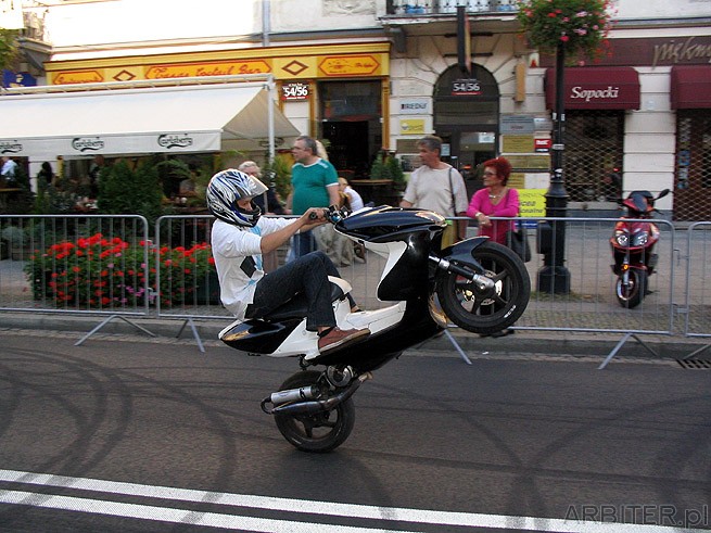 Scooter-Stunt w centrum Warszawy