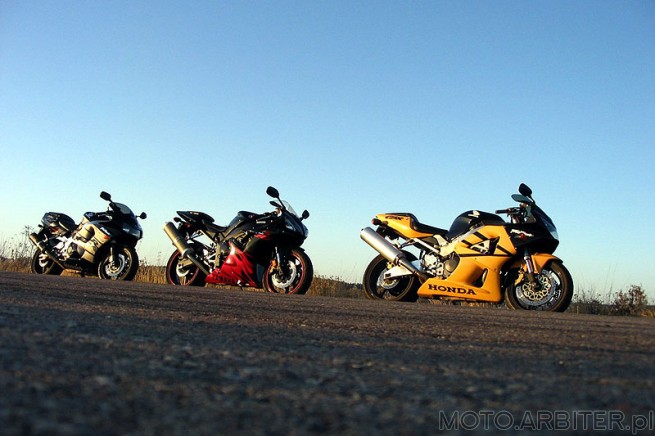 Motocykle klasy superbike (około litra pojemności) Supersport to z kolei 600ccm