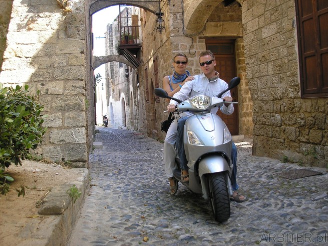 Młodzież i Monika na skuterze Piaggio Fly 150 na wyspie Rhodos. Zdjęcie skradzione ...