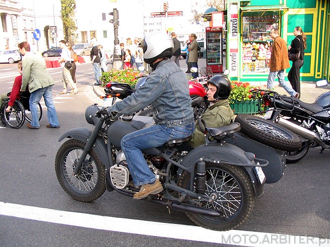 Motocykl z wózkiem, pasażer w orzeszku:)