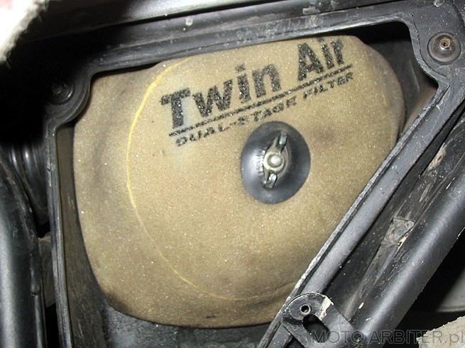 Filtr Twin Air Dual stage filter zamocowany w motocyklu. PIerwszy krok to demontaż filtra