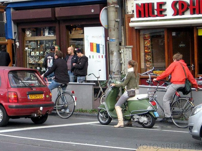 Dziewczyna na skuterze